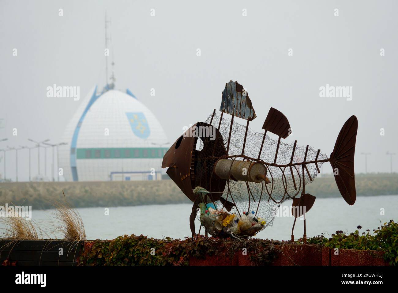 16.02.2023 in Hel, Polen, installiertes Fischdenkmal mit modernen Abfällen Stockfoto