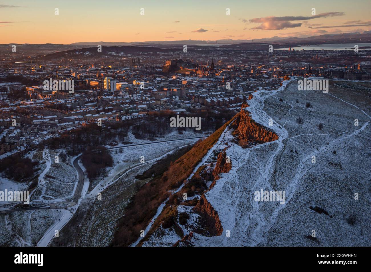 Blick vom Arthurs Seat in Edinburgh, Schottland, bedeckt mit Schnee an einem Wintermorgen nach Sonnenaufgang mit klarem Himmel Stockfoto