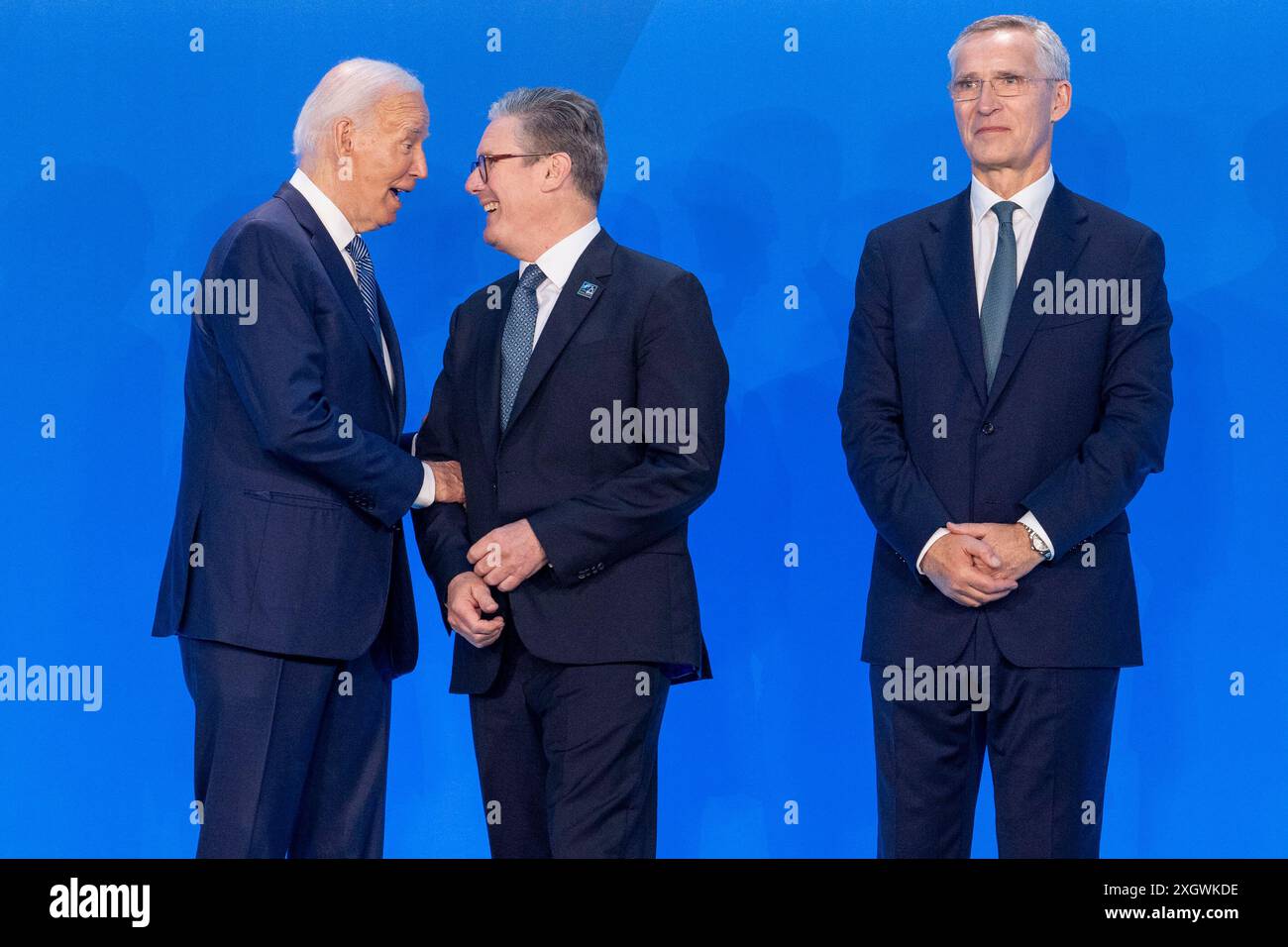 Washington DC, USA 20240710. NATO-Generalsekretär Jens Stoltenberg, US-Präsident Joe Biden und der britische Premierminister Keir Starmer auf einem Familienfoto beim NATO-Gipfel in Washington. Foto: Javad Parsa / NTB Stockfoto