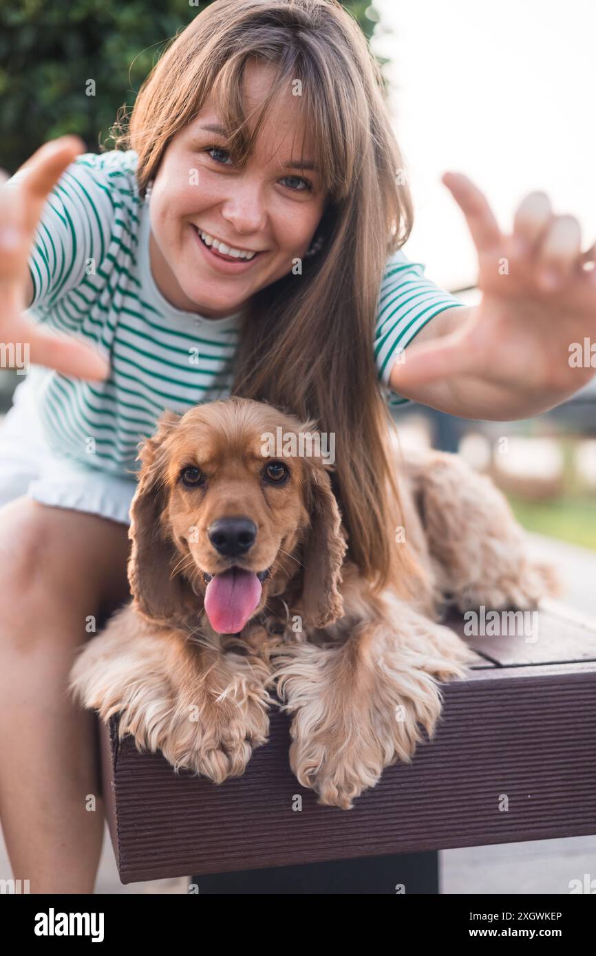 Eine junge Frau, die Spaß mit ihrem Hund hat Stockfoto