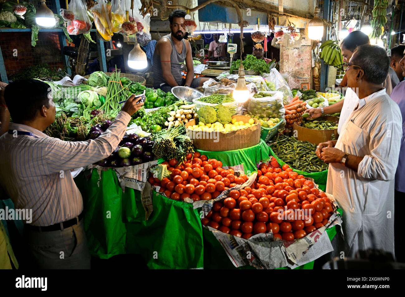Kalkutta, Indien. Juli 2024. KOLKATA, INDIEN – 10. JULI: Beamte der Sondereinsatzgruppe überfallen den VIP-Markt, um den hohen Preis für Gemüse, Kartoffeln, Zwiebeln und andere Lebensmittel am 10. Juli 2024 in Kalkutta, Indien, zu regulieren. (Foto: Samir Jana/Hindustan Times/SIPA USA) Credit: SIPA US/Alamy Live News Stockfoto
