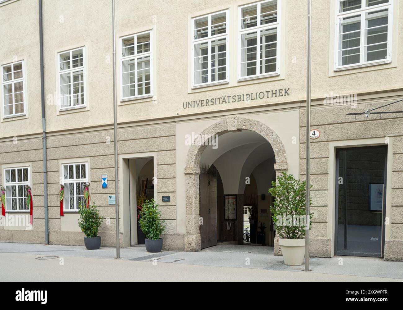 Salzburg, Österreich. 30. Juni 2024. Außenansicht der Universitätsbibliothek im Stadtzentrum Stockfoto