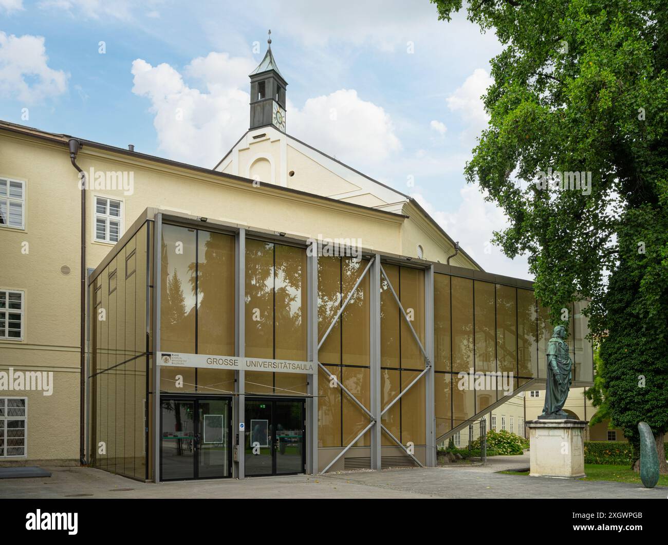 Salzburg, Österreich. 30. Juni 2024. Außenansicht der Universität Salzburg, der Großen Halle der Universität im Stadtzentrum Stockfoto