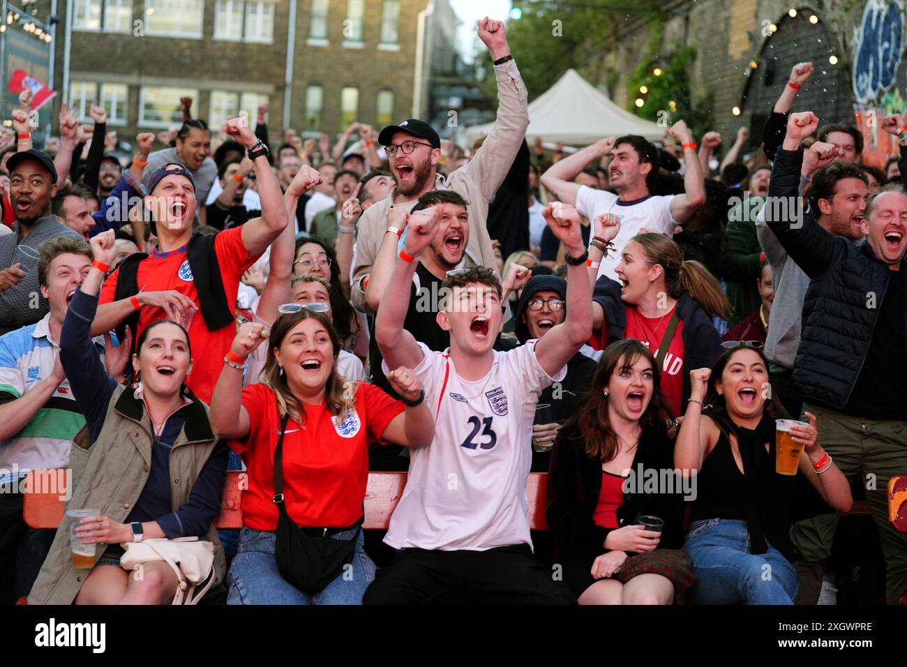 England Fans bei Peckham Arches in London während eines Vorspiels des Halbfinales der UEFA Euro 2024 zwischen England und den Niederlanden. Bilddatum: Mittwoch, 10. Juli 2024. Stockfoto