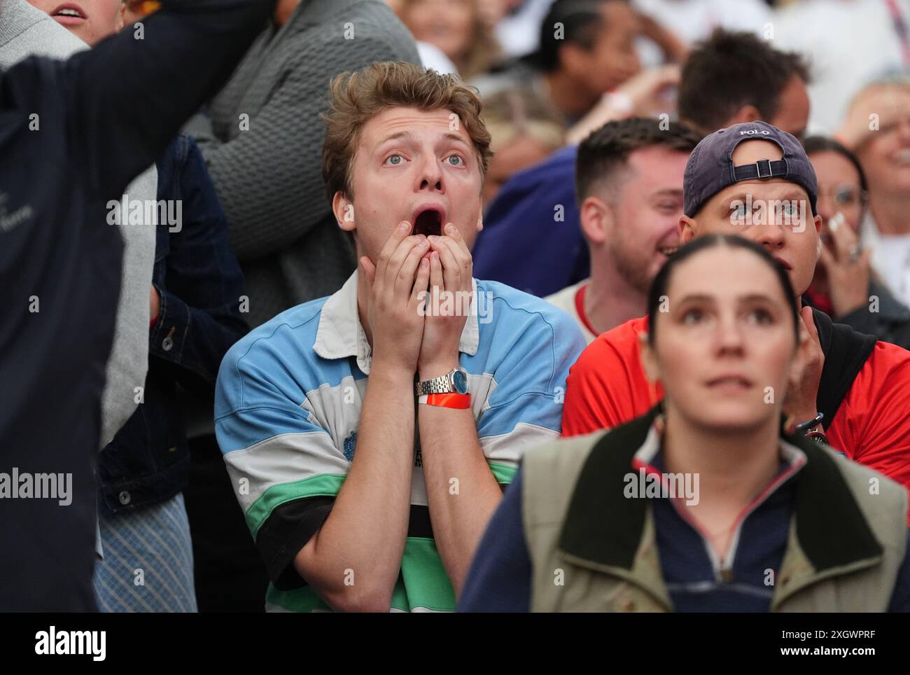 England Fans bei Peckham Arches in London während eines Vorspiels des Halbfinales der UEFA Euro 2024 zwischen England und den Niederlanden. Bilddatum: Mittwoch, 10. Juli 2024. Stockfoto