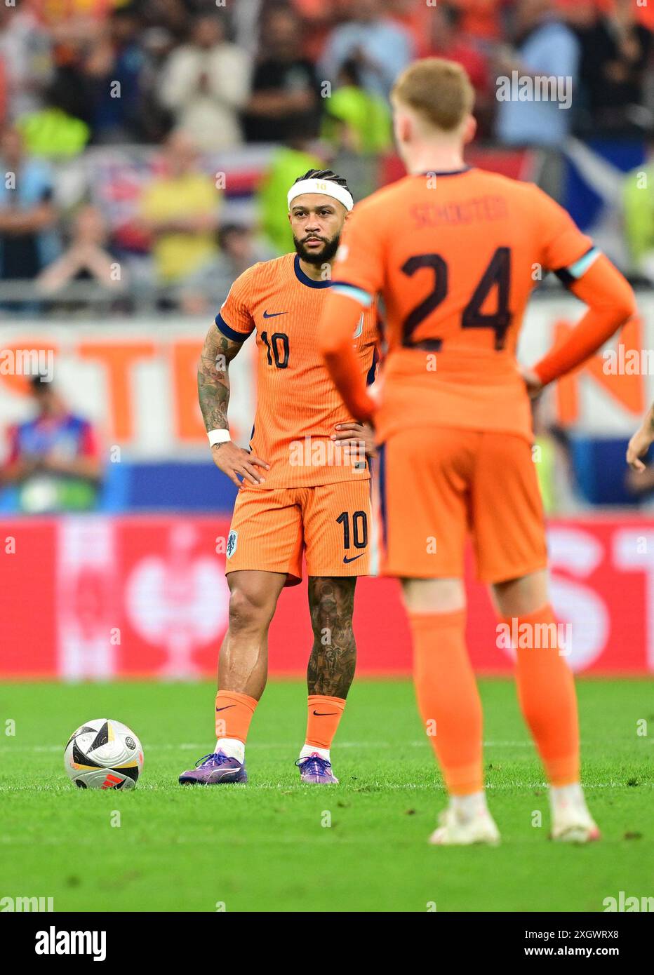 V.l. Memphis Depay. Jerdy Schouten (Niederlande) nach dem 1:1 Tor Dortmund, 10.07.2024, Fussball, UEFA EURO 2024 in Deutschland, Halbfinale, Niederlande - England (Foto: Witters/PRESSINPHOTO) Credit: PRESSINPHOTO SPORTS AGENCY/Alamy Live News Stockfoto