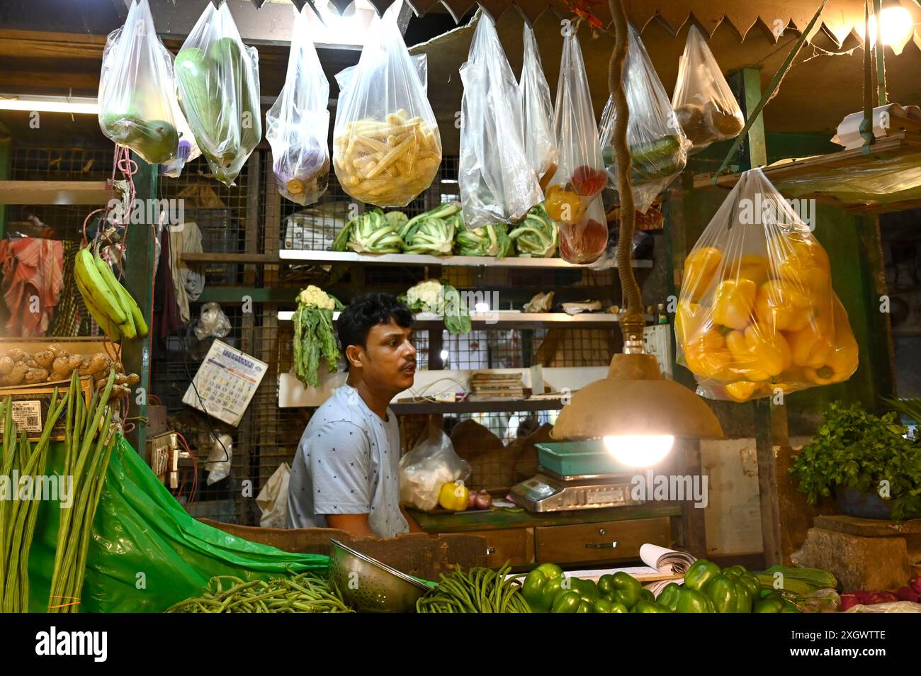 Kalkutta, Indien. Juli 2024. KALKUTTA, INDIEN - 10. JULI: Ein Händler stellt Gemüse und Obst in Einweg-Plastiktüten auf dem VIP-Markt aus, da die Preise für Gemüse, Kartoffeln, Zwiebeln und andere Lebensmittel am 10. Juli 2024 in Kalkutta, Indien, sehr hoch sind. (Foto: Samir Jana/Hindustan Times/SIPA USA) Credit: SIPA USA/Alamy Live News Stockfoto