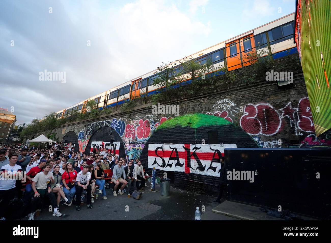 England Fans bei Peckham Arches in London während eines Vorspiels des Halbfinales der UEFA Euro 2024 zwischen England und den Niederlanden. Bilddatum: Mittwoch, 10. Juli 2024. Stockfoto