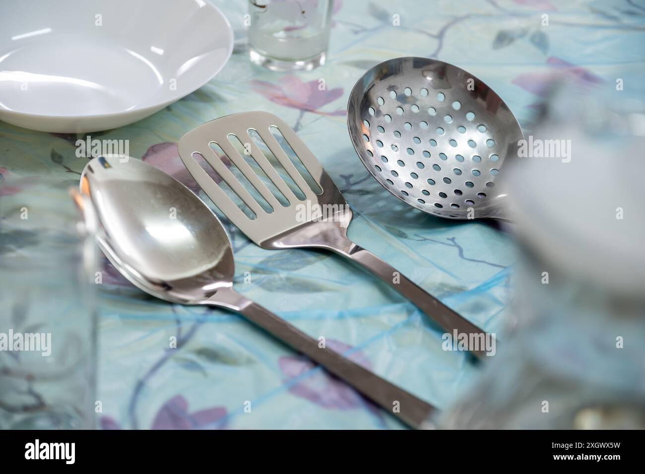 Edelstahl-Spachtel, eine für Reis, andere für Suppen und für Tabletts Stockfoto