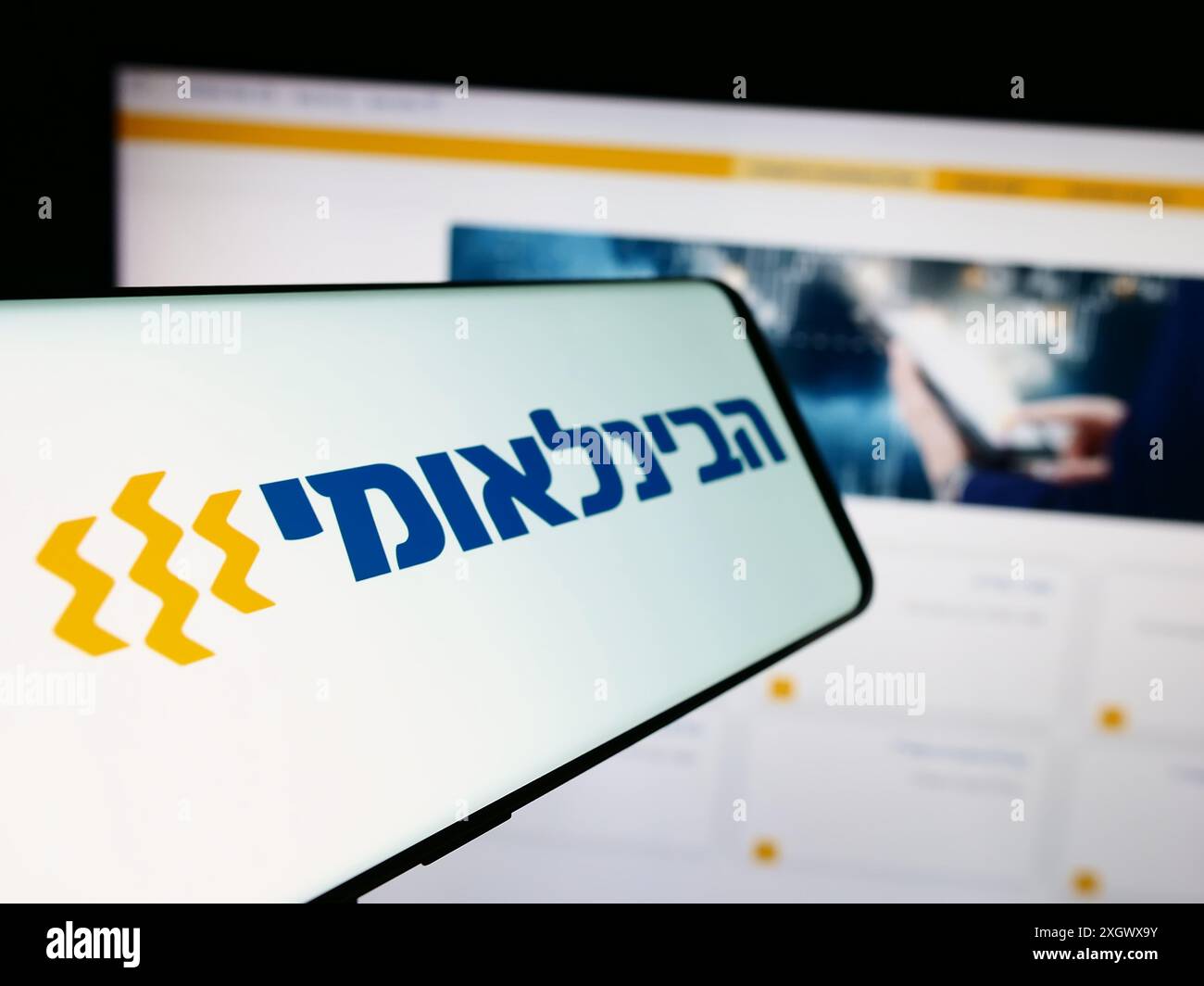 Mobiltelefon mit Logo der Firma First International Bank of Israel Ltd. (FIBI) vor der Business-Website. Fokus auf der linken Seite des Telefondisplays. Stockfoto