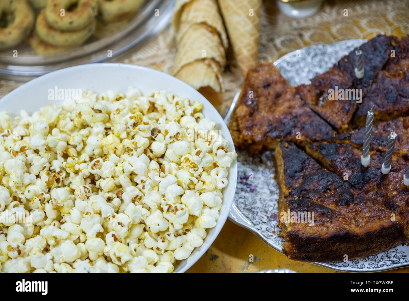 Draufsicht für Süßigkeiten auf Holztisch für Popmaiskuchen und Eisbecher Stockfoto