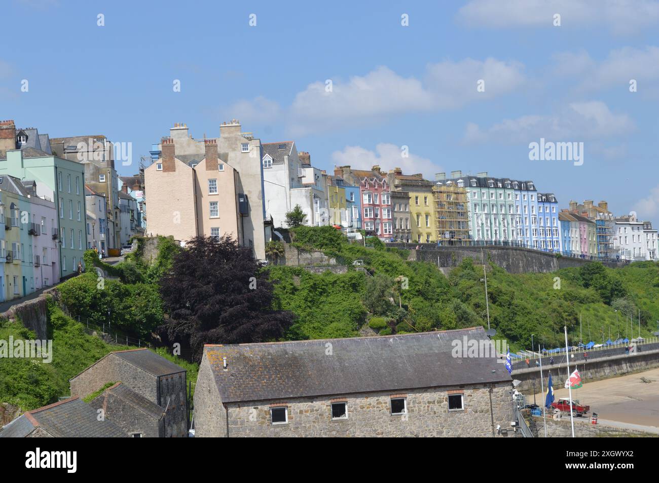 Farbenfrohe Häuser von Tenby vom Hafen und Pier Hill aus gesehen. Tenby, Pembrokeshire, Wales, Vereinigtes Königreich. Juni 2024. Stockfoto