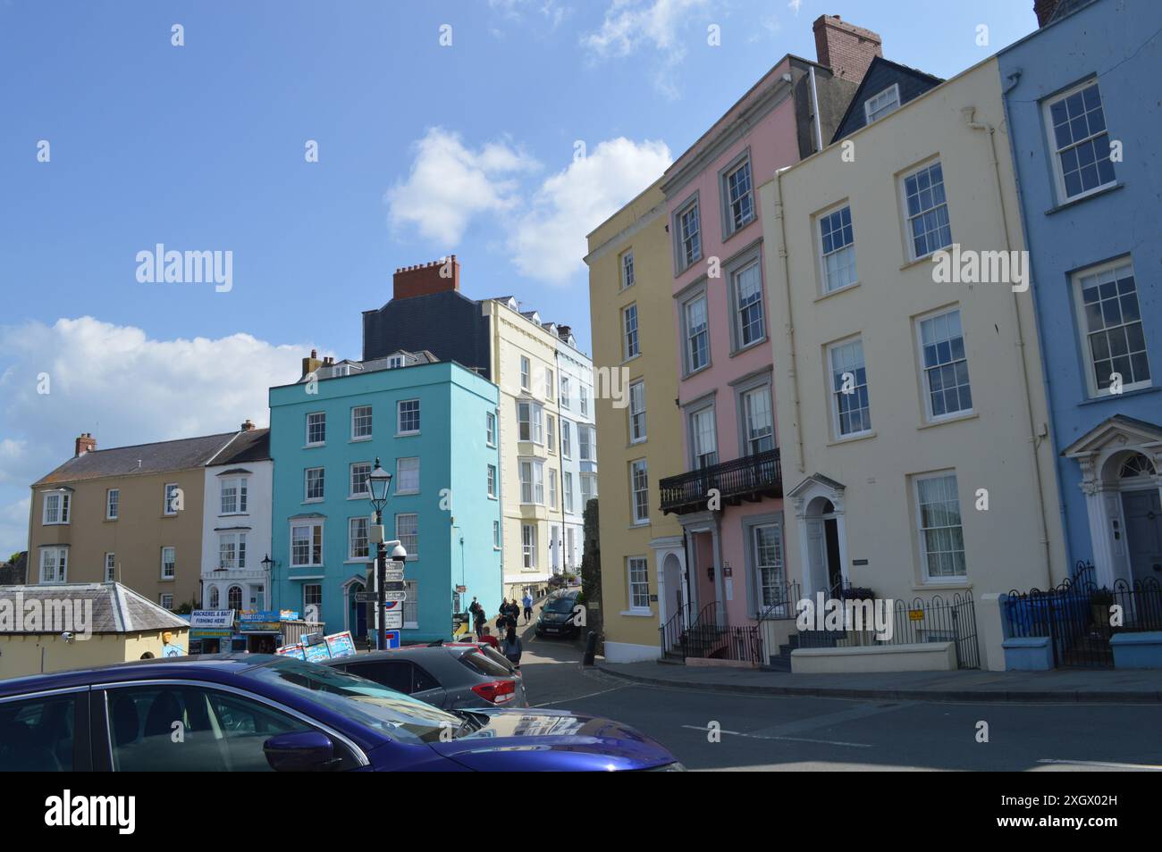 Gebäude im georgianischen Stil im Tenby Harbour am Ende der St Julian's Street. Tenby, Pembrokeshire, Wales, Vereinigtes Königreich. Juni 2024. Stockfoto