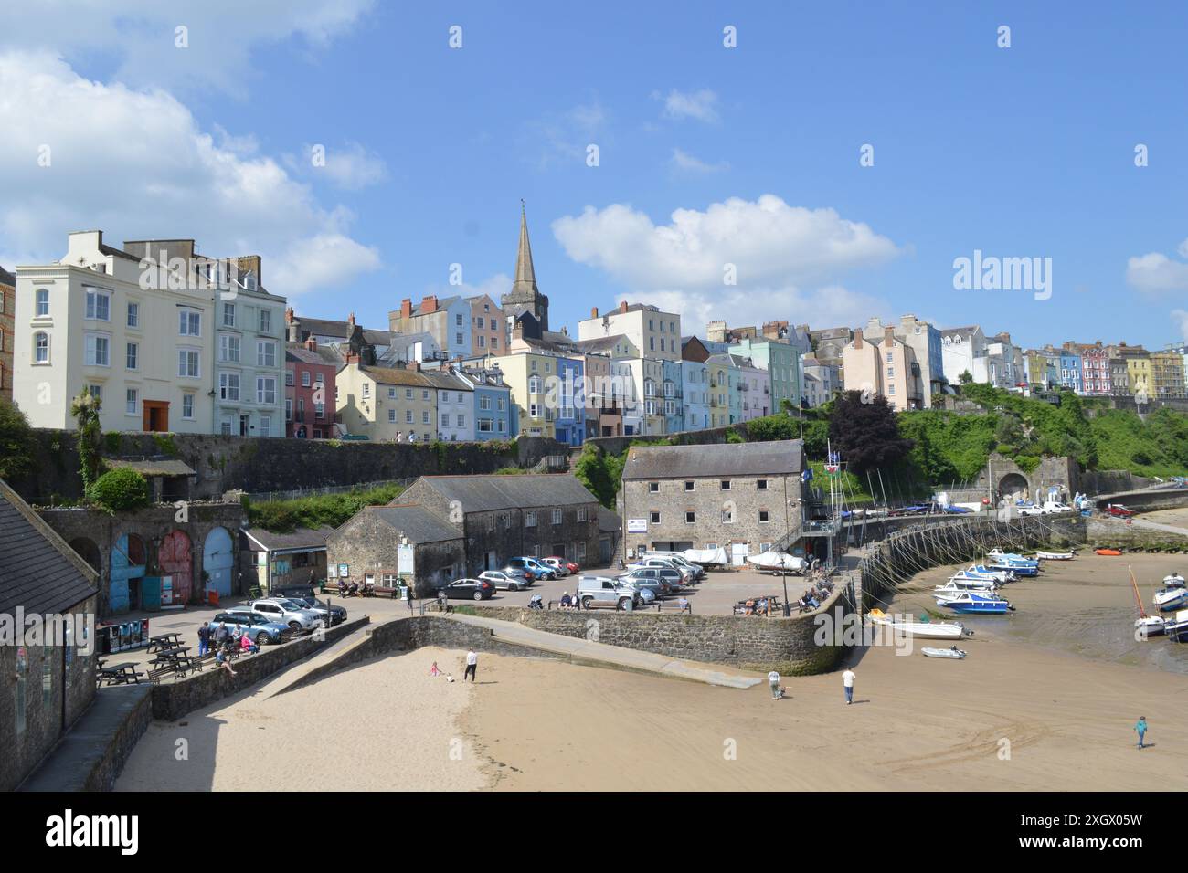 Farbenfrohe Häuser von Tenby vom Hafen und Pier Hill aus gesehen. Tenby, Pembrokeshire, Wales, Vereinigtes Königreich. Juni 2024. Stockfoto