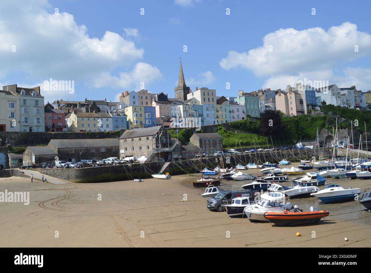 Farbenfrohe Häuser von Tenby vom Hafen und Pier Hill aus gesehen. Tenby, Pembrokeshire, Wales, Vereinigtes Königreich. Juni 2024. Stockfoto