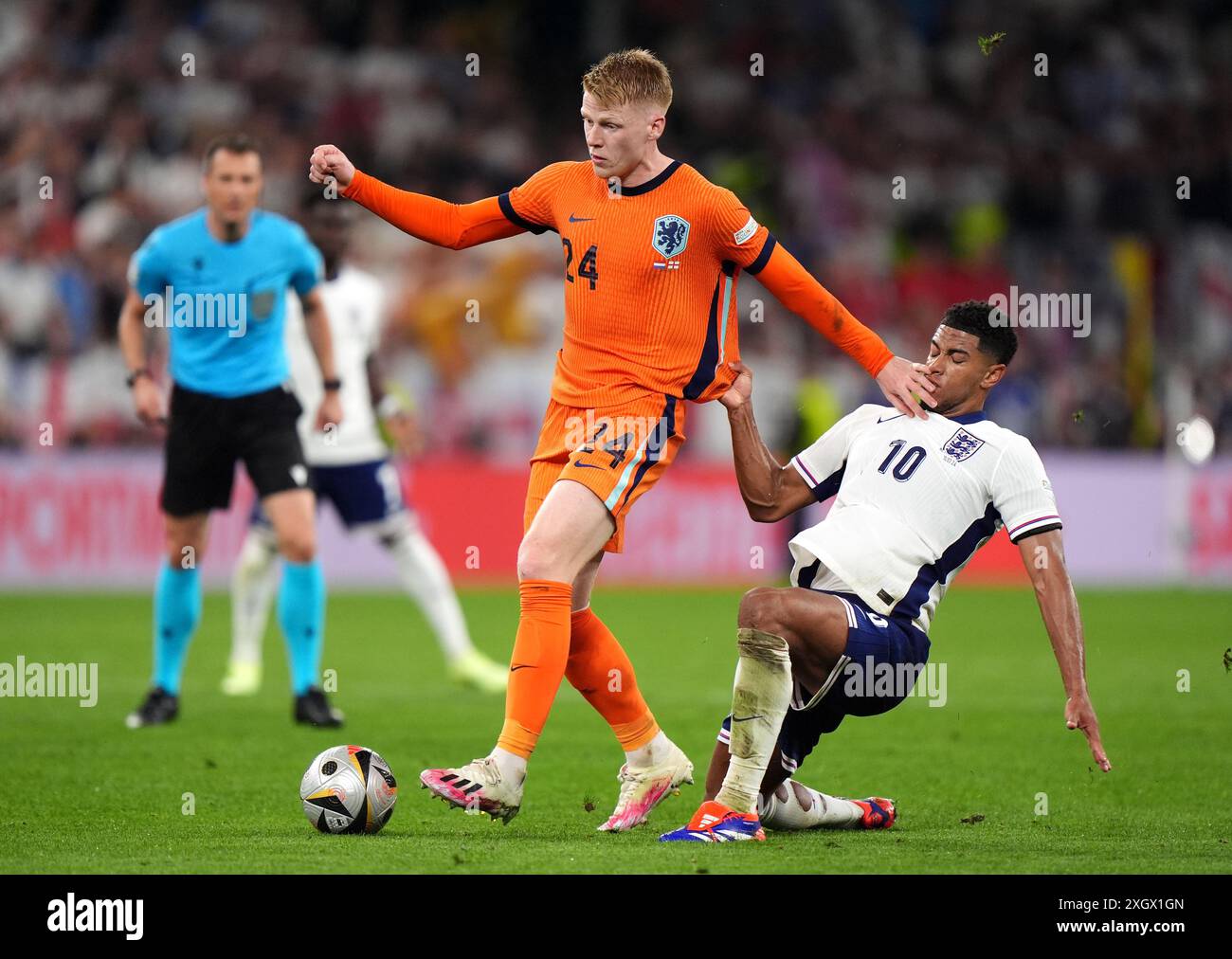 Der niederländische Jerdy Schouten (links) und der englische Jude Bellingham kämpfen um den Ball während der UEFA Euro 2024, dem Halbfinalspiel im BVB Stadion Dortmund. Bilddatum: Mittwoch, 10. Juli 2024. Stockfoto