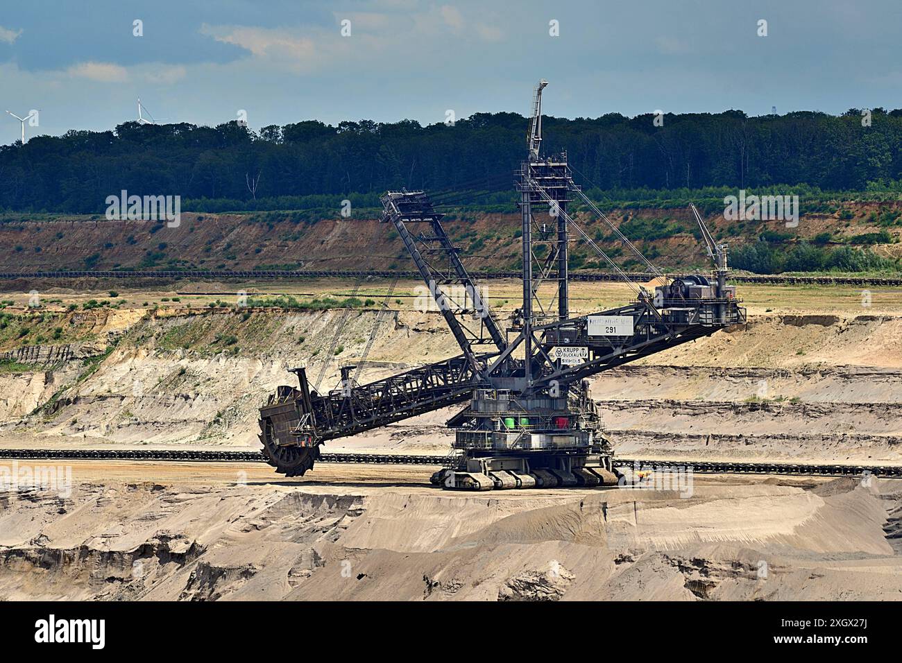 10.7.2024 Braunkohle der Tagebau Hambach im Rheinischen Kohlerevier. Umstritten ist der von RWE betriebene Tagebau durch die Abholuzung umliegender Wälder und der Abbaggerung von nahe gelegenen Ortschaften die der Ausdehnung des Tagabaus im Weg sind. Dagegen gibt es in der Vergangenheit bereits massive Proteste. Niederzier Tagebau Hambach Nordrhein Westfalen Deutschland *** 10 7 2024 Braunkohle Tagebau Hambach im rheinischen Kohlefeld der Tagebau von RWE ist umstritten wegen der Rodung umliegender Wälder und der Ausgrabung naheliegender Dörfer Stockfoto