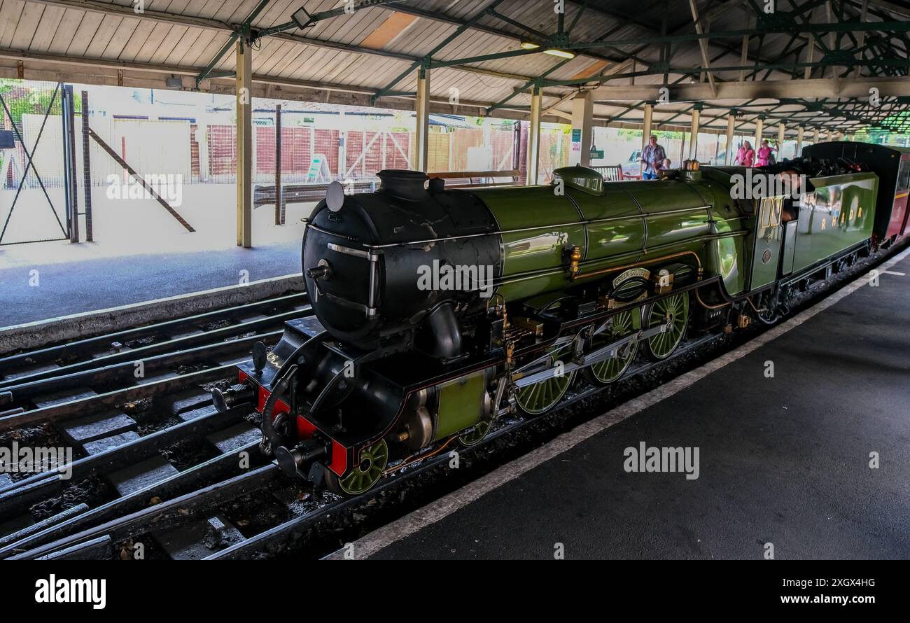 Dampfzug in Hythe Station auf der Romney, Hythe & Dymchurch Railway Stockfoto