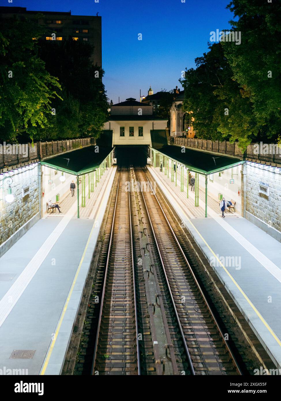 Die U-Bahn-Station in Wien ist nachts lichtdurchflutet Stockfoto