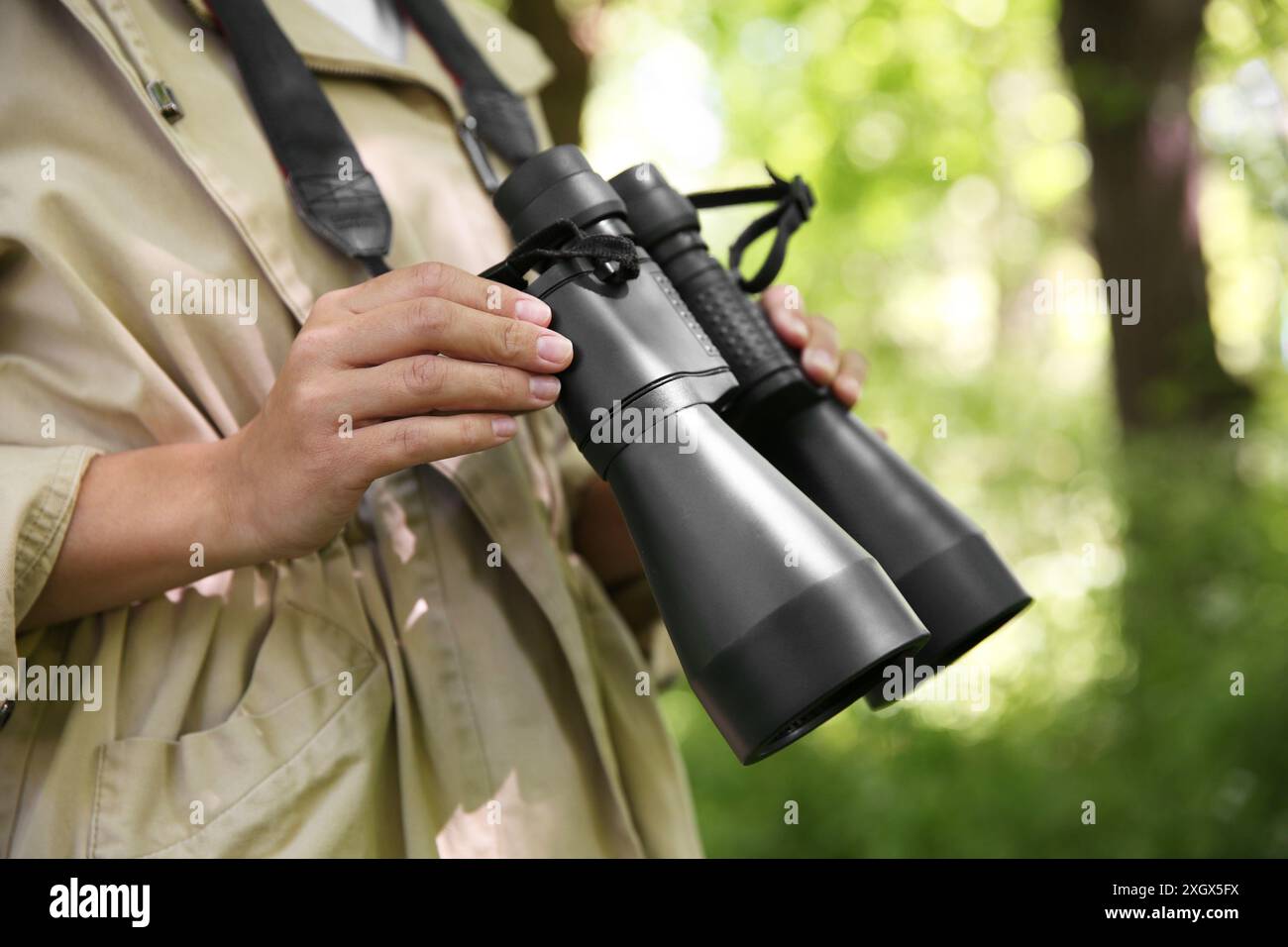 Forstwirt mit Fernglas untersucht Pflanzen im Wald, Nahaufnahme Stockfoto