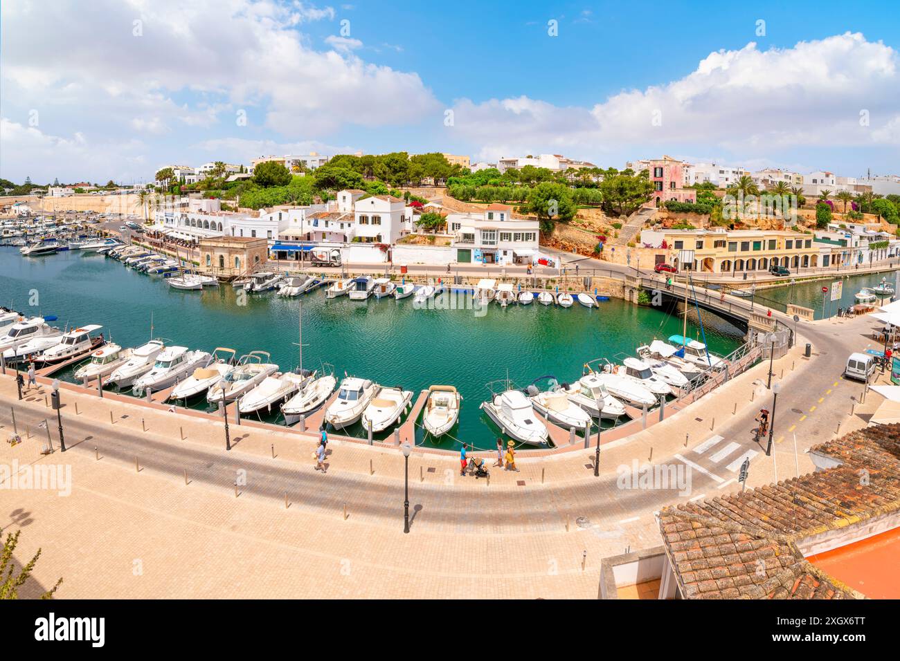 Boote säumen den malerischen Hafen des Yachthafens in Ciutadella de Menorca, Spanien, einer kleinen Baleareninsel im Mittelmeer, unter der ummauerten Stadt. Stockfoto