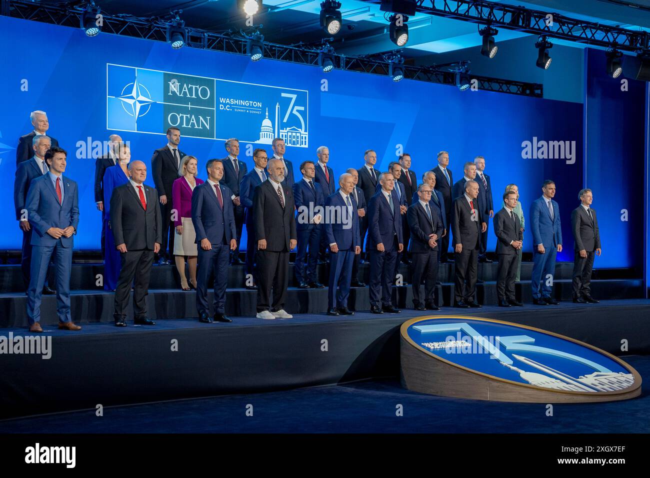 Washington, Usa. Juli 2024. U. US-Präsident Joe Biden, Mitte, steht mit den NATO-Führern für das traditionelle Gruppenfoto am ersten Tag des 75-jährigen NATO-Gipfels im Walter E. Washington Convention Center, 10. Juli 2024 in Washington, DC Credit: Adam Schultz/White House Photo/Alamy Live News Stockfoto