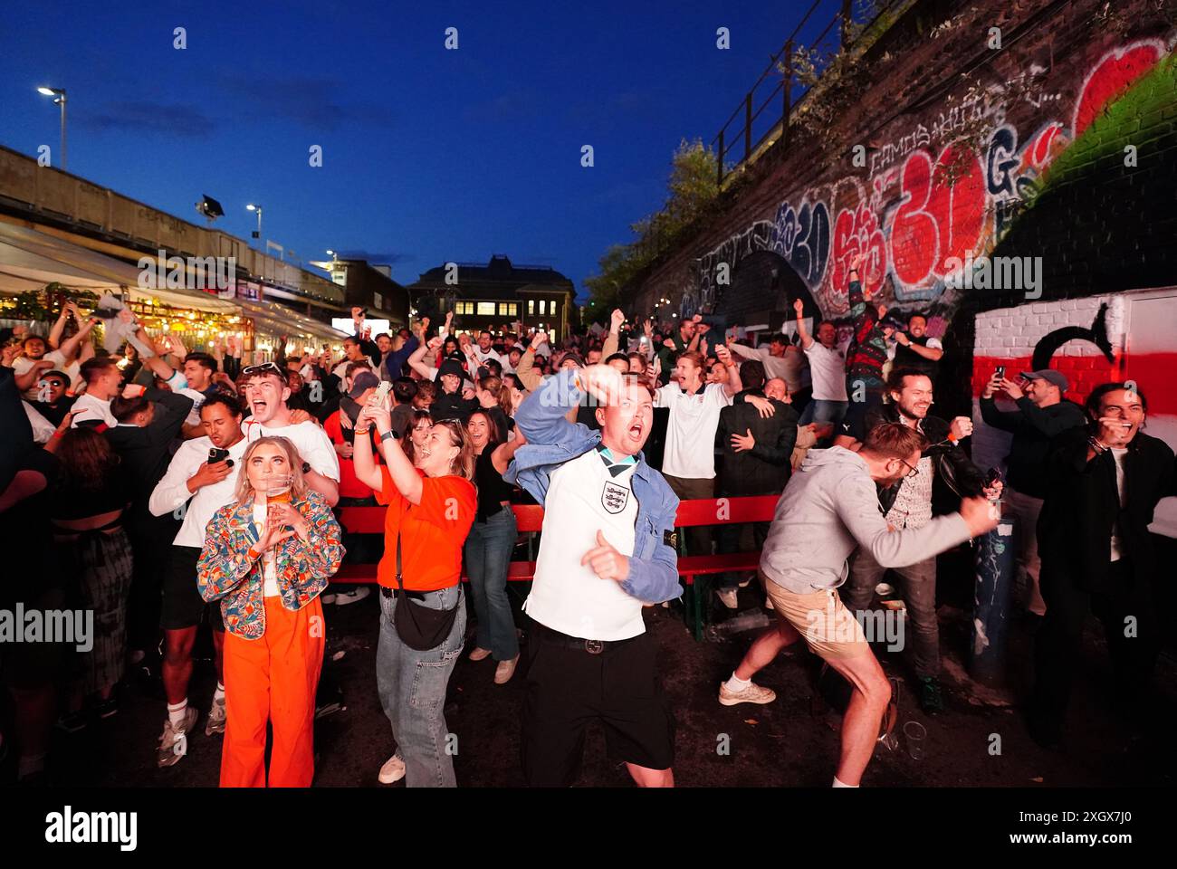 England-Fans feiern den Sieg bei den Peckham Arches in London nach einem Screening des Halbfinalspiels der UEFA Euro 2024 zwischen England und den Niederlanden in Vollzeit. Bilddatum: Mittwoch, 10. Juli 2024. Stockfoto