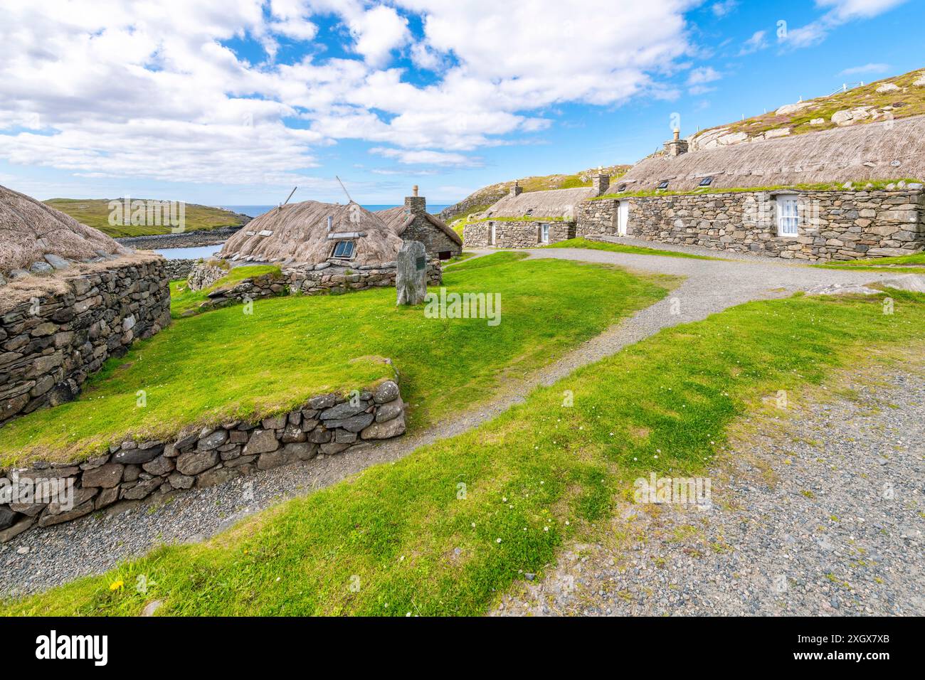 Die historischen Steinhäuser im Gearrannan Blackhouse Village am Nordatlantik auf der Isle of Lewis in Garenin, Schottland. Stockfoto