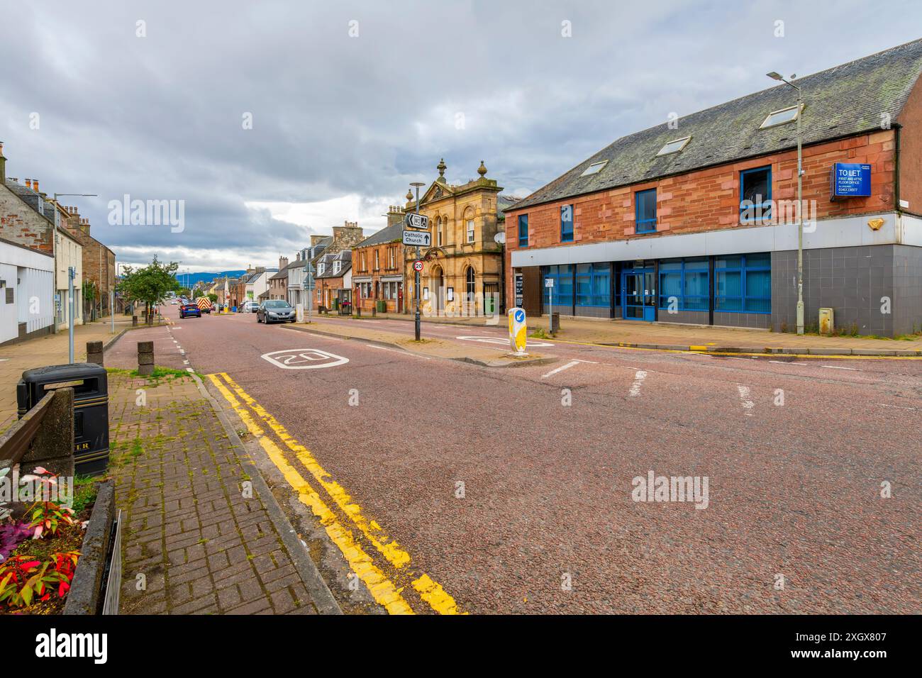 Die historische High Street, die Hauptstraße mit Geschäften, Cafés und Geschäften durch die Hafenstadt Invergordon, Schottland. Stockfoto