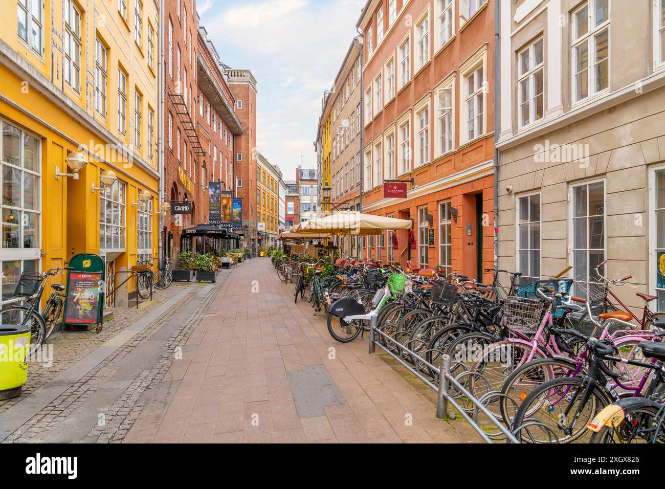 Mikkel Bryggers Gade, eine mittelalterliche Fußgängerzone, die heute mit bunten Geschäften und Cafés in der Altstadt von Indre, Kopenhagen, Dänemark, gesäumt ist. Stockfoto