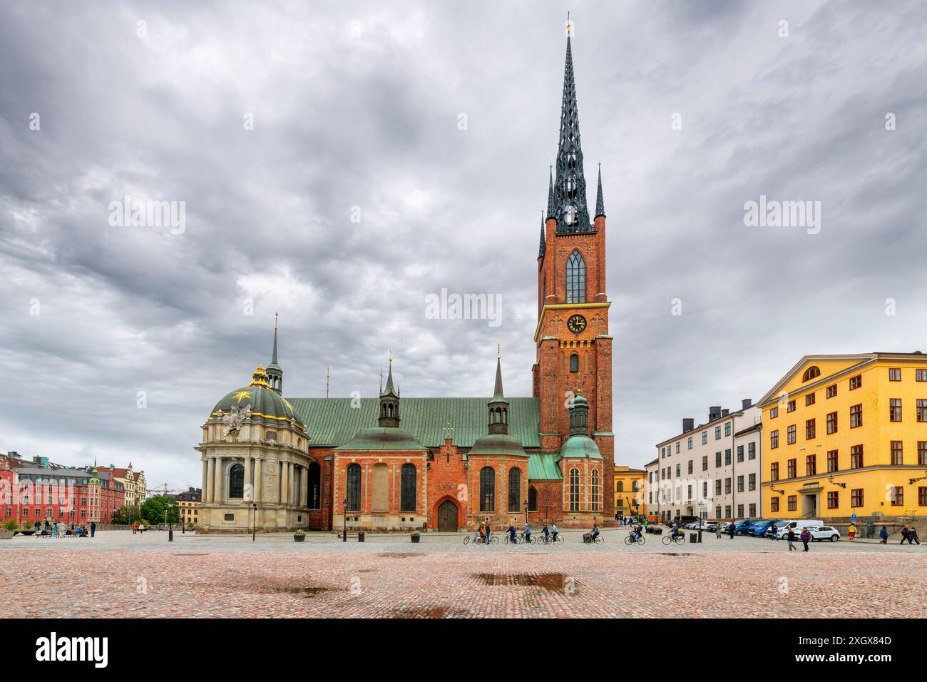 Die Fassade und der Turm der Riddarholmen-Kirche, der Kirche des ehemaligen mittelalterlichen Greyfriars-Klosters in Stockholm Schweden Stockfoto