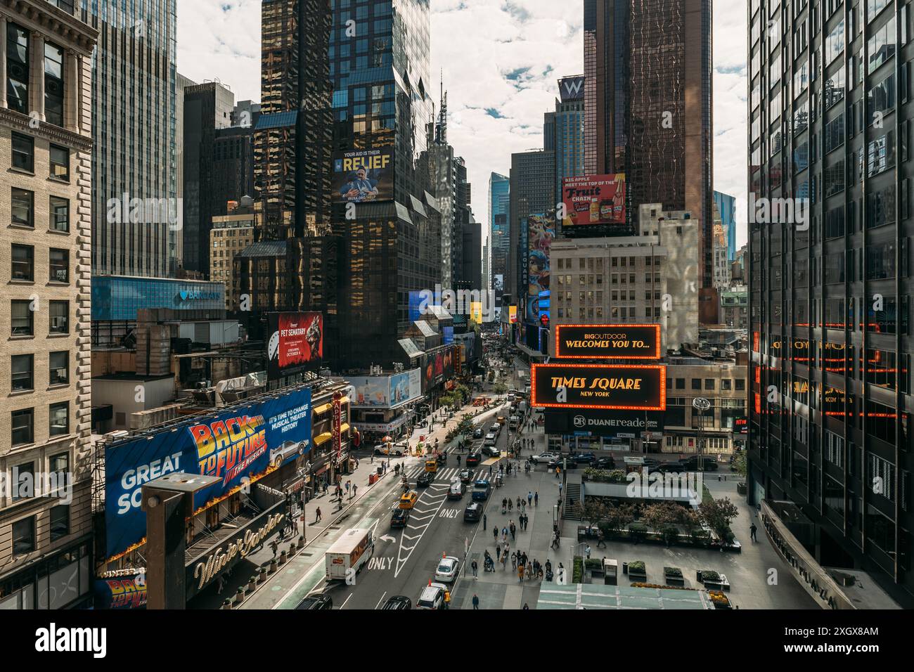 NEW YORK, USA - 26. SEPTEMBER 2023: Times Square in New York City mit belebten Straßen und hellen Plakaten Stockfoto