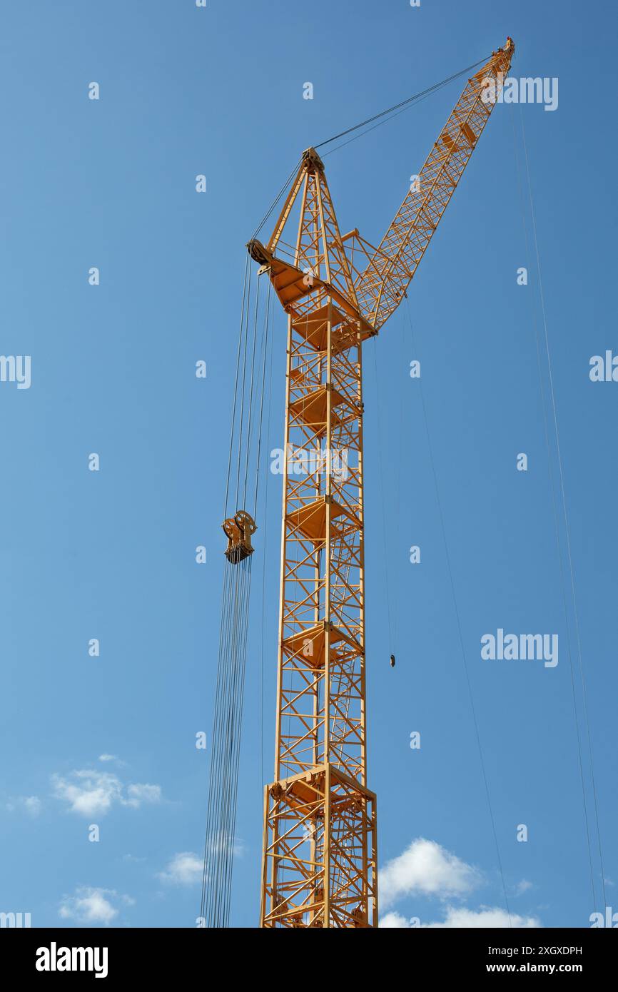 Gelber Baukran gegen Blue SkySS Stockfoto