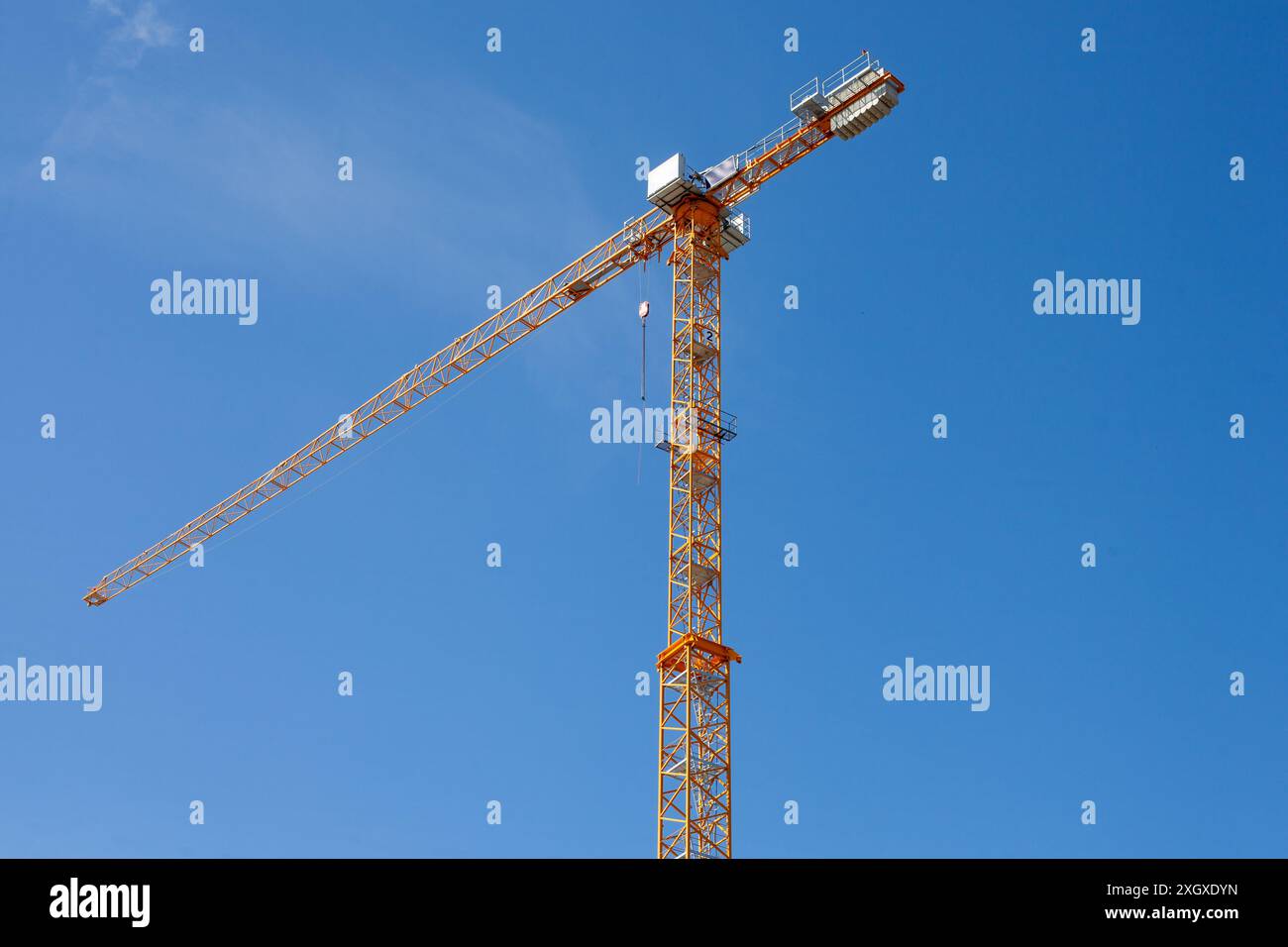 Gelber Baukran gegen den blauen Himmel Stockfoto