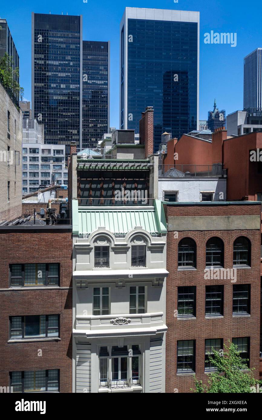 Blick auf Sandsteine und Wolkenkratzer von einem Fenster aus im MoMA, 2024, New York City, USA Stockfoto