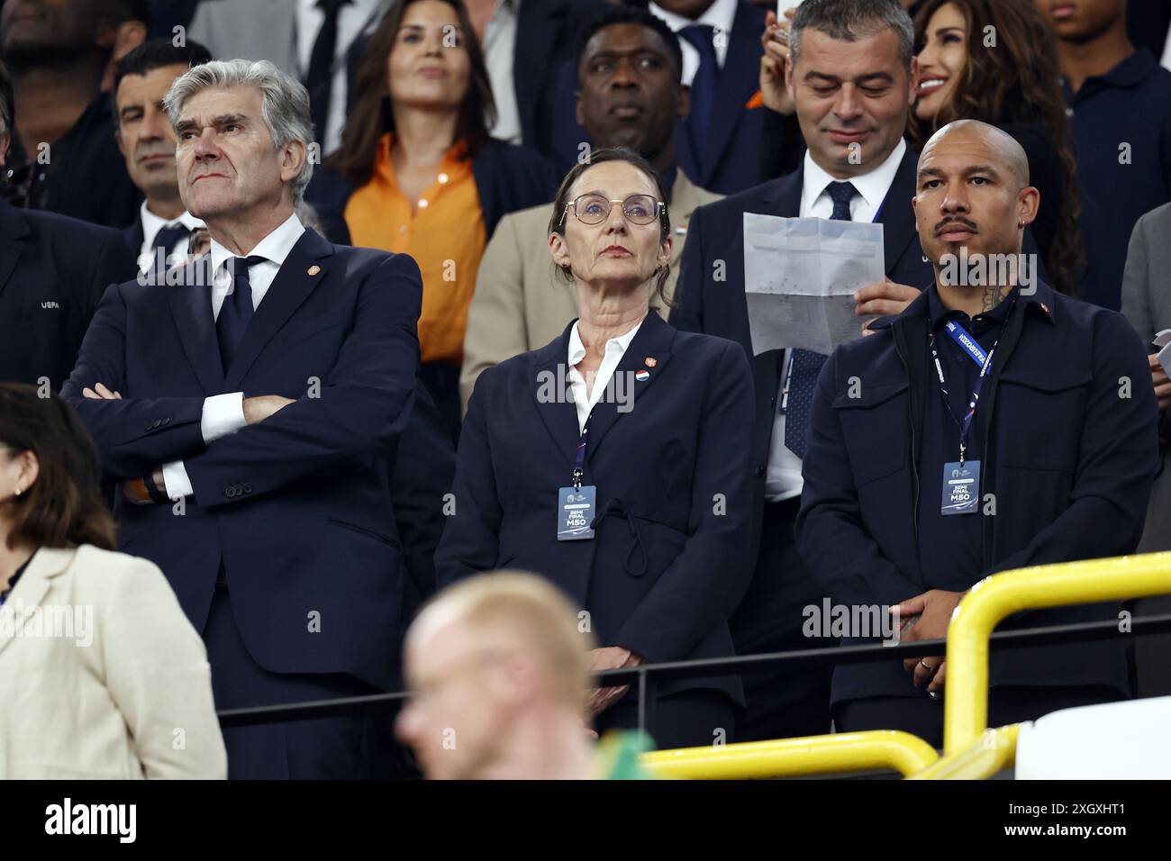 Dortmund - (l-r) KNVB-Vorsitzender Frank Paauw, KNVB-Generaldirektorin Marianne van Leeuwen, KNVB-technischer Direktor Nigel de Jong während des Halbfinalspiels der UEFA EURO 2024 zwischen den Niederlanden und England im BVB-Stadion Dortmund am 10. Juli 2024 in Dortmund. ANP MAURICE VAN STEEN Stockfoto