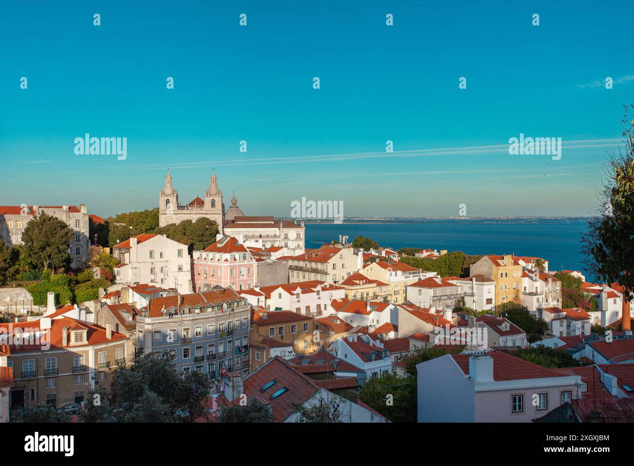 Die Kirche São Vicente de fora (Igreja de São Vicente de fora) und der Fluss Tejo (Rio Tejo), von der Burg São Jorge aus gesehen, Lissabon, Portugal Stockfoto