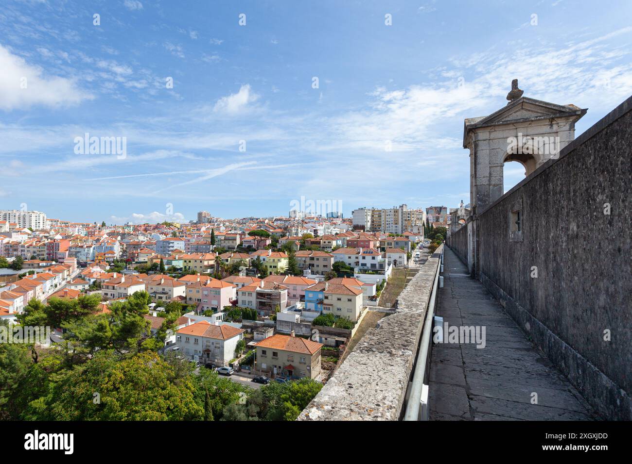 Águas Livres Aqueduct (Aqueduto das Águas Livres), ein bemerkenswertes Werk des Wasserbaus, das das Alcântara-Tal in Lissabon durchquert, Stockfoto