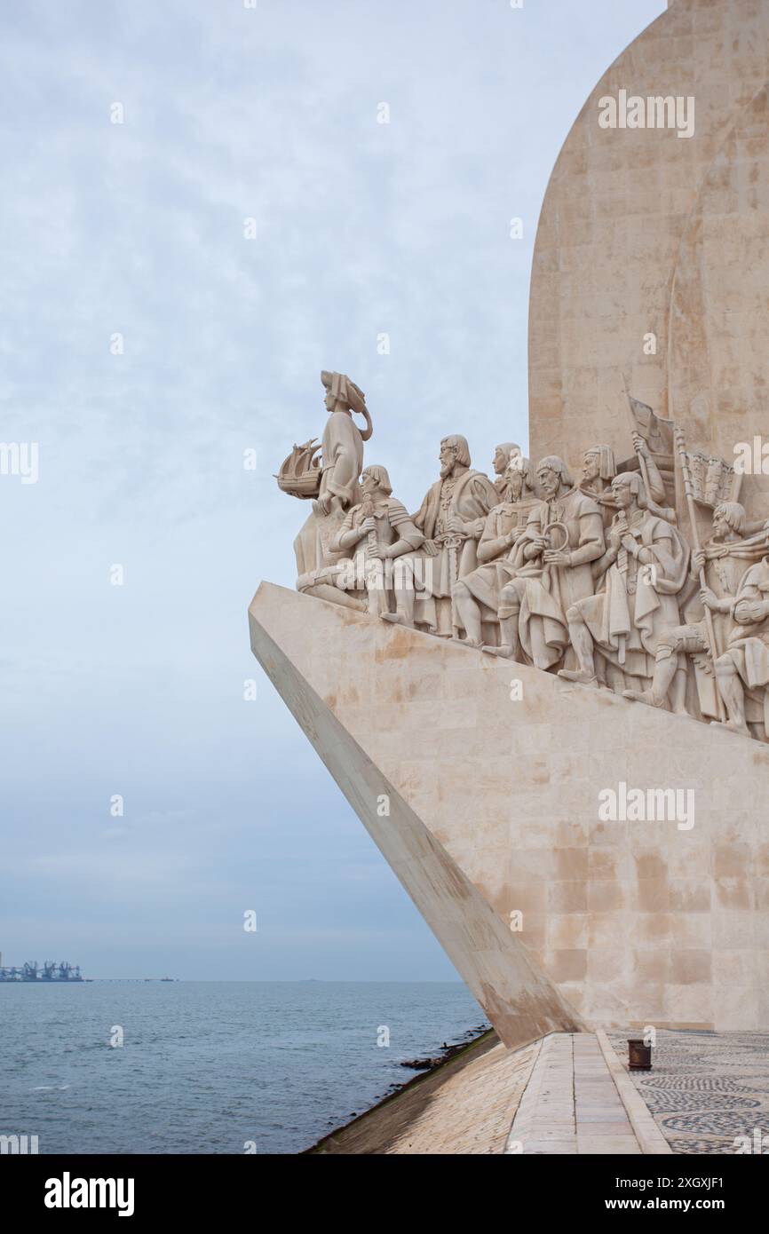 Das Denkmal Padrão dos Descobrimentos am Nordufer der Flussmündung des Tejo in Lissabon feiert das portugiesische Zeitalter der Entdeckung. Stockfoto