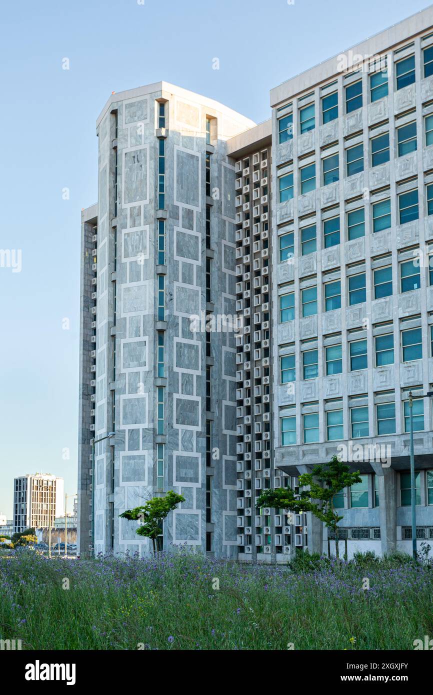 Die brutalistische und modernistische Architektur des Justizpalastes von Lissabon (Palácio da Justica de Lisboa) befindet sich in der Nähe des Parque Eduardo VII Stockfoto