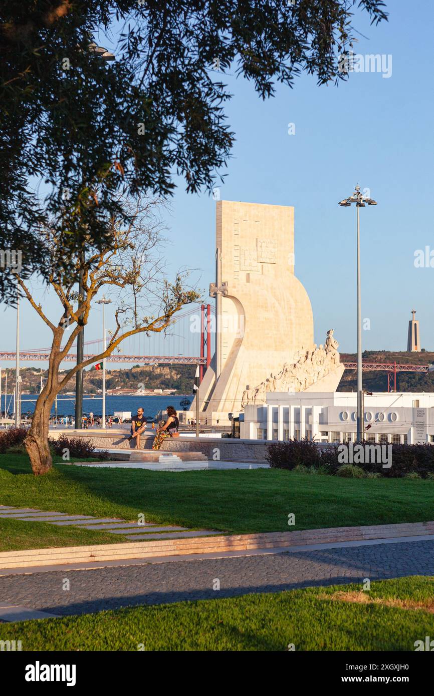 Das Denkmal der Entdeckung am Ufer des Tejo und des Cristo de Rei, von der Terrassenanlage des Centro Cultural de Belém in Lissabon aus gesehen. Stockfoto