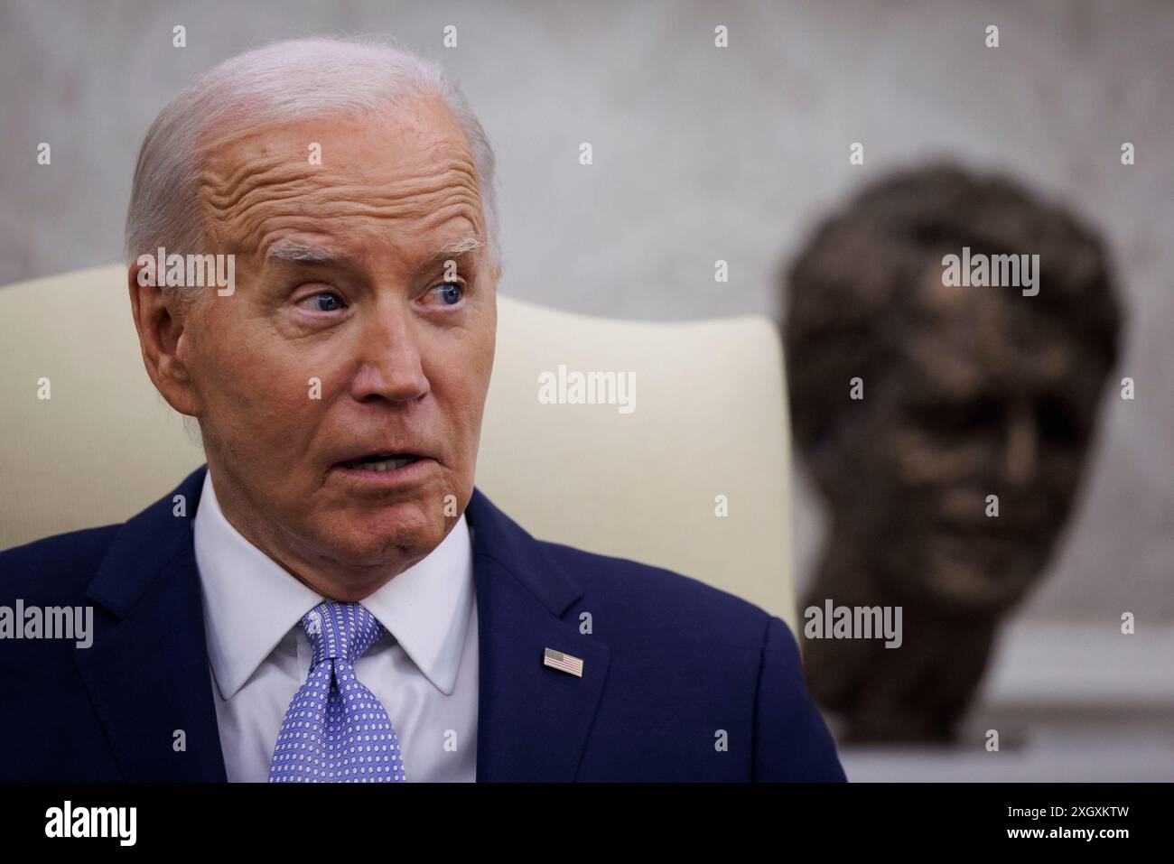 Washington, Usa. Juli 2024. US-Präsident Joe Biden spricht während eines bilateralen Treffens im Oval Office des Weißen Hauses in Washington, DC am Mittwoch, den 10. Juli 2024. Starmer sagte, er werde eine Roadmap veröffentlichen, die zeigt, wie Großbritannien 2,5% seines Bruttoinlandsprodukts für Verteidigung ausgeben würde, da der Premierminister auf Forderungen des britischen Militärs und seiner Verbündeten im Ausland reagiert habe, seine Politik vor dem NATO-Gipfel in Washington in dieser Woche zu klären. Foto: Ting Shen/UPI Credit: UPI/Alamy Live News Stockfoto