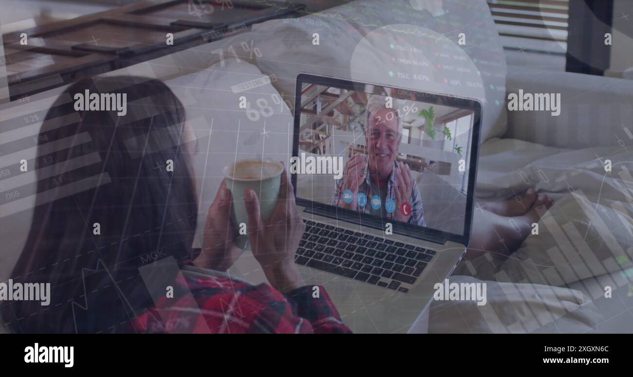 Bild der Infografik-Schnittstelle über Bild einer kaukasischen Frau, die mit einem älteren Mann auf einem Laptop telefoniert Stockfoto