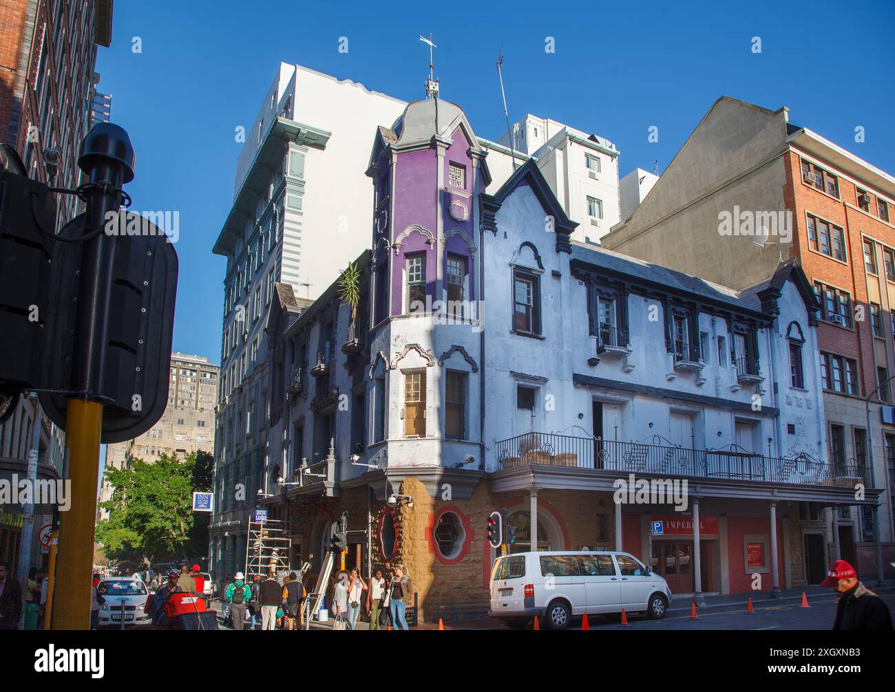 Das farbenfrohe Gebäude des lila Turtle Nightclubs an einer Ecke der Innenstadt von Kapstadt, Südafrika Stockfoto