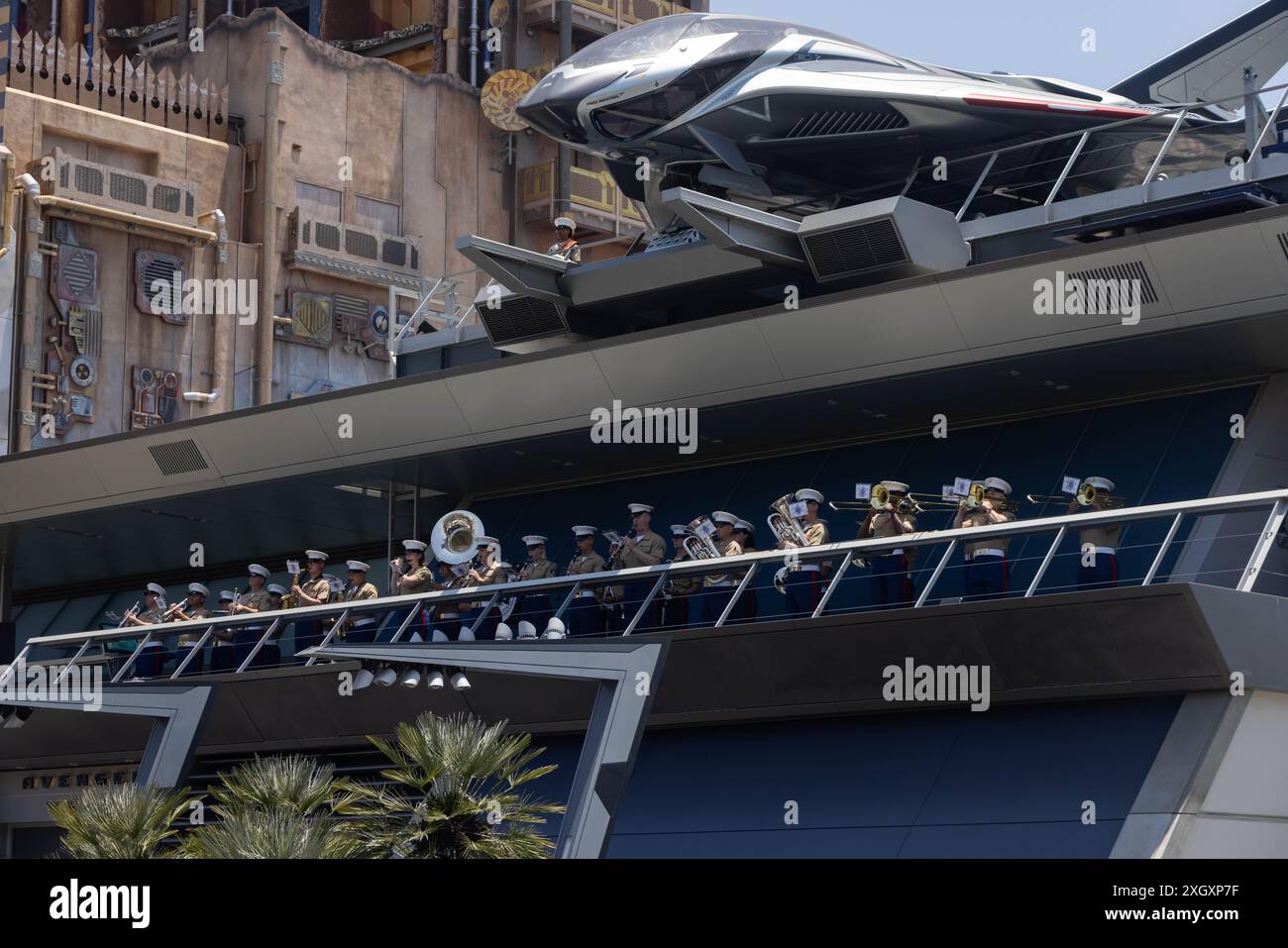 Die U.S. Marines mit der 1st Marine Division Band treten am 5. Juli 2024 im Disneyland California Adventure Park in Anaheim auf. Die 1st MARDIV Band wurde bei mehreren Paraden und stationären Auftritten während des jährlichen Unabhängigkeitstages des Parks gezeigt. (Foto des U.S. Marine Corps von CPL. Willow Marshall) Stockfoto