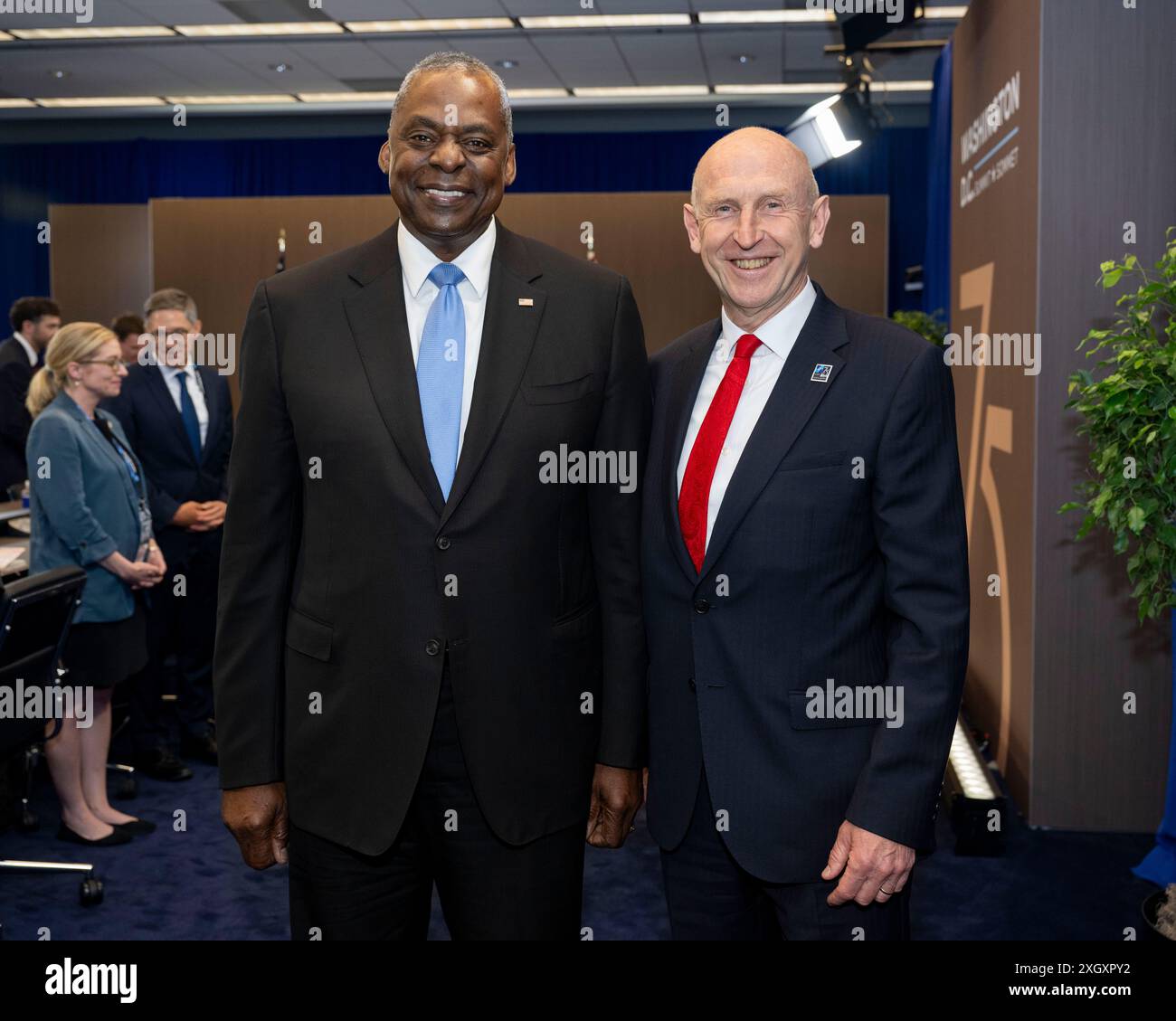 Verteidigungsminister Lloyd J. Austin III. Posiert für ein Foto mit dem britischen Verteidigungsminister John Healey während des 75. Jahrestages der NATO im Marriott Marquis, Washington, D.C. am 10. Juli 2024. (DOD-Foto von US Navy Petty Officer 1. Klasse Alexander Kubitza) Stockfoto