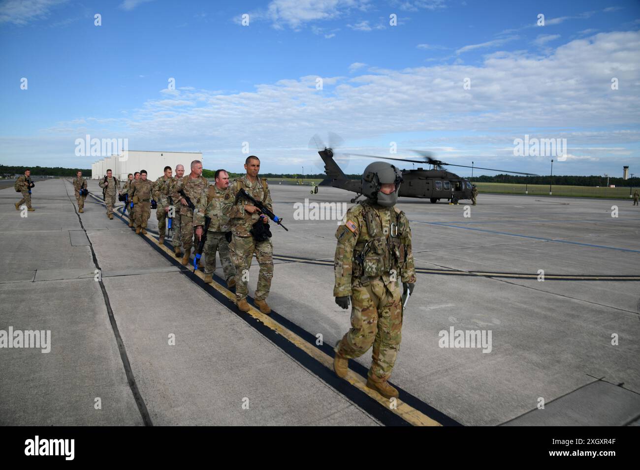 Flieger der 177th Civil Engineer Squadron, New Jersey Air National Guard, und 171st Civil Engineer Squadron, Pennsylvania Air National Guard, besteigen einen UH-60 Black Hawk Hubschrauber während der Piney Devil Trainingsübung am 9. Juni 2024 im 177th Fighter Wing, Egg Harbor Township, N.J. die Piney Devil Trainingsübung wurde durchgeführt, um Prime Base Engineer Emergency Force Training zu bieten, um ihre Fähigkeit zu testen, die technische Unterstützung zu bieten, die erforderlich ist, um einen Luftstützpunkt zu errichten und sowohl Menschen als auch Flugzeuge zu bedecken. (Foto der U.S. Air National Guard von Senior Master Sgt. Andrew J. Merlock) Stockfoto