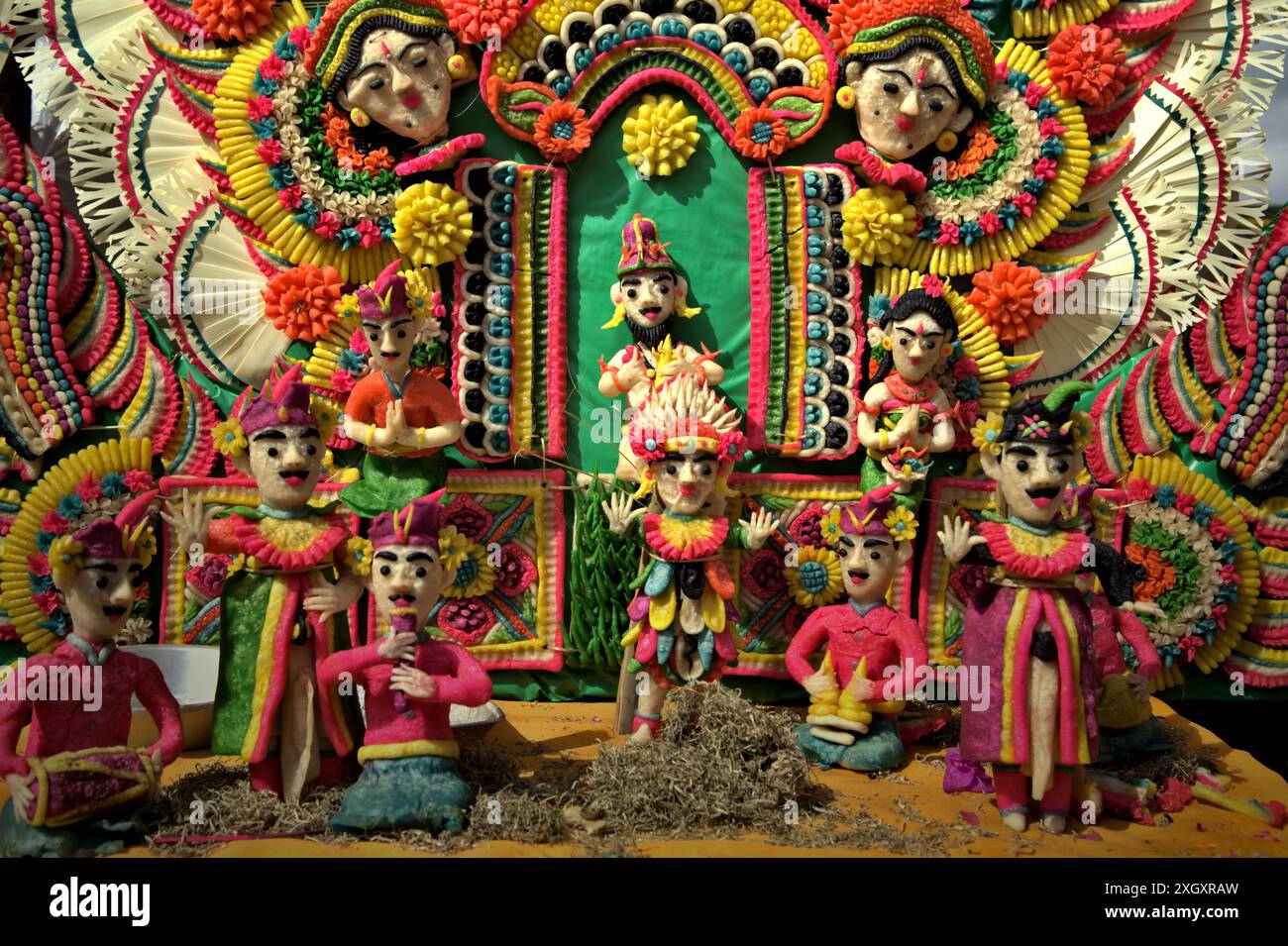 Traditionelle, skulpturale Kunst aus Reismehl als Opfergabe für spirituelle Zeremonien in Bedugul, Tabanan, Bali, Indonesien. Stockfoto