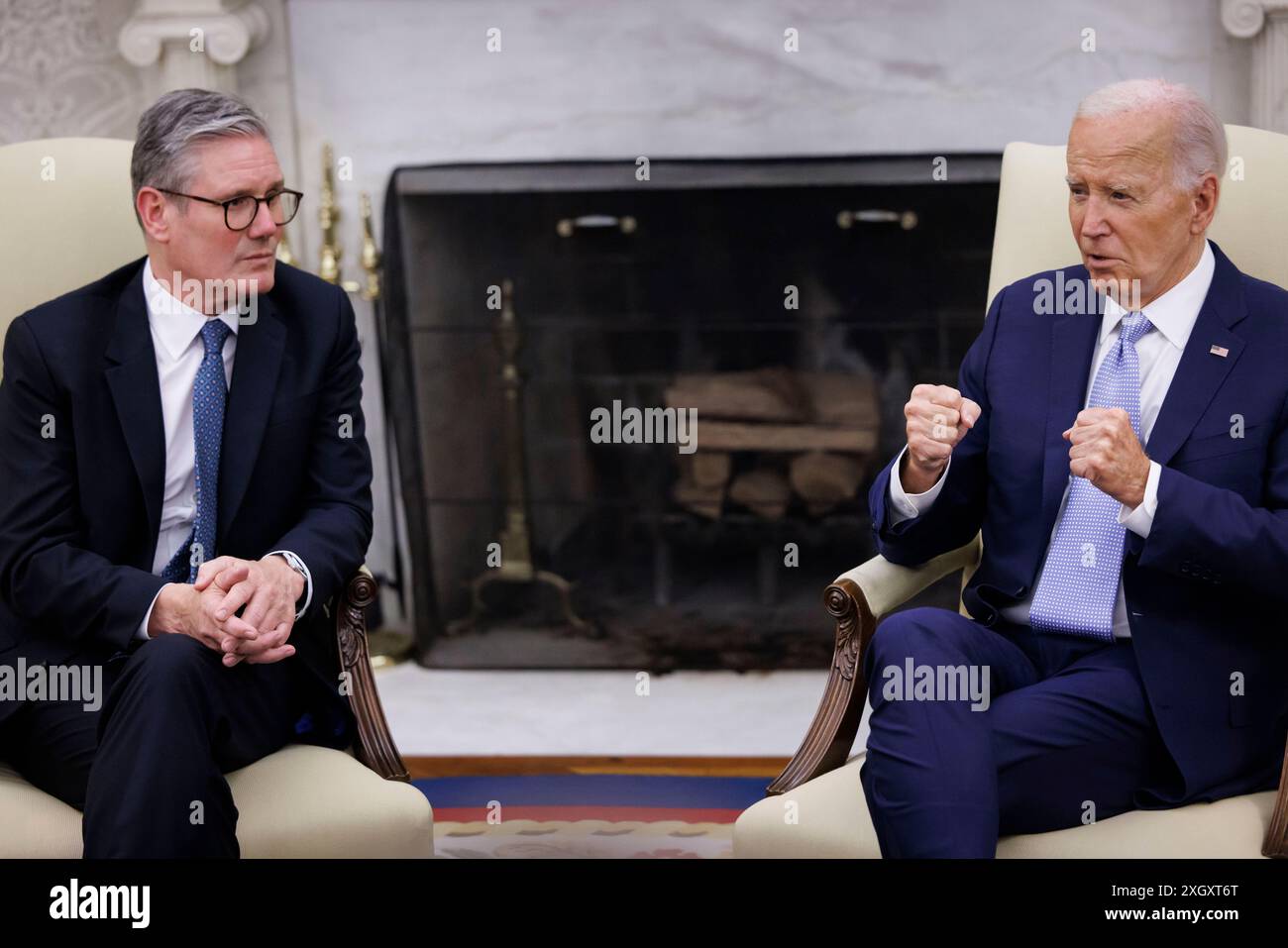 US-Präsident Joe Biden und Keir Starmer, Premierminister des Vereinigten Königreichs, bei einem bilateralen Treffen im Oval Office des Weißen Hauses in Washington, DC, USA, am Mittwoch, den 10. Juli, 2024. Starmer sagte, er werde einen Fahrplan veröffentlichen, der zeigt, wie das Vereinigte Königreich 2,5 % seines Bruttoinlandsprodukts für Verteidigung ausgeben würde, da der Premierminister mit Aufrufen des britischen Militärs und seiner Verbündeten im Ausland konfrontiert war, seine Politik vor dem NATO-Gipfel in Washington in dieser Woche zu klären. Kredit: Ting Shen/Pool über CNP/MediaPunch Stockfoto