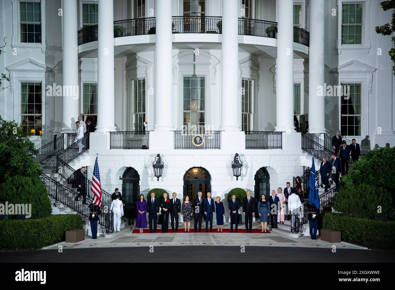 Washington, DC, USA, 10. Juli 2024. Sanja Music Milanovic, Ehefrau von Zoran Milanovic, von links Zoran Milanovic, kroatischer Präsident, Agata Kornhauser-Duda, Ehefrau von Andrzej Duda, Andrzej Duda, polnischer Präsident, Ingrid Schulerud, Ehefrau von Jens Stoltenberg, Generalsekretär der Nordatlantikvertrags-Organisation (NATO), US-Präsident Joe Biden, First Lady Jill Biden, Emmanuel Macron, Frankreichs Präsident Gitanas Nauseda, litauischer Präsident, und seine Frau Diana Nausediene während einer Ankunftszeremonie im Südportico des Weißen Hauses Washington, DC am Mittwoch, den 10. Juli, Stockfoto